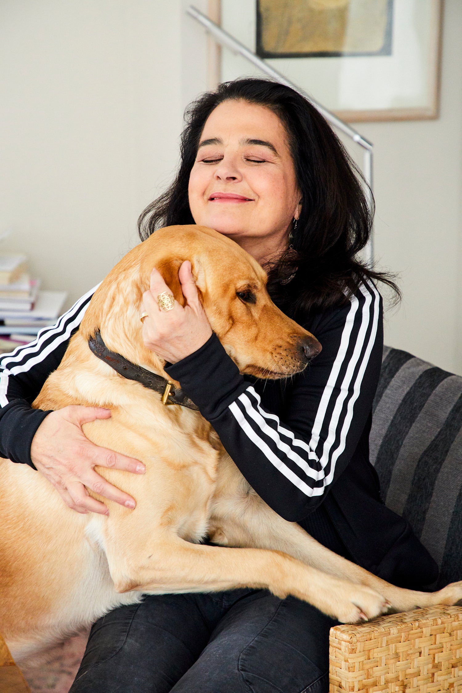STEINKRAFT Zeolith für Hunde - Frau mit 3jährigem LabradorRetriever, der jeden Tag Zeolith in seine Futterration bekommt.