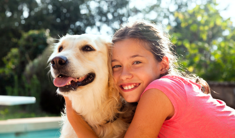 Zeolith bei Hunden bei Durchfall und Juckreiz - Mädchen umarmt ihre Labradorhündin