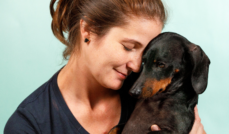 STEINKRAFT Zeolith für Hunde - kleiner Dackel mit seinem Frauchen