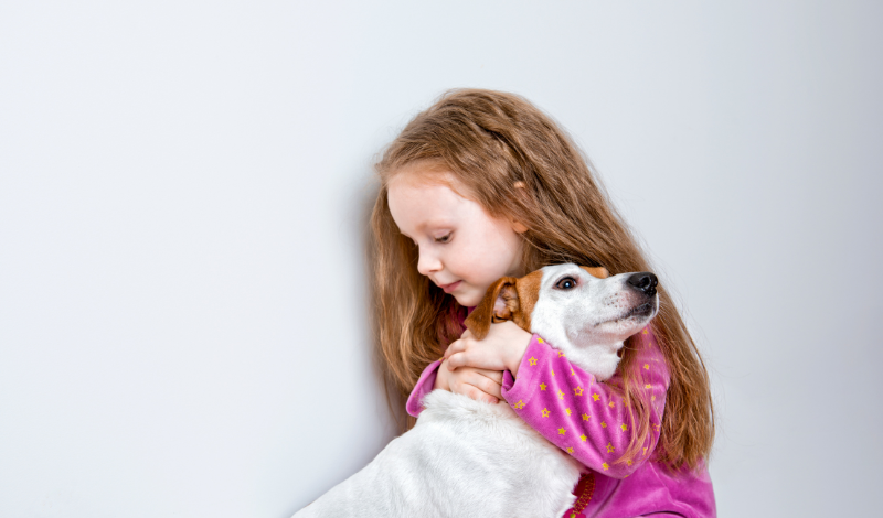 Zeolith beim Hund - Mädchen umarmt ihre geliebte Fellnase.