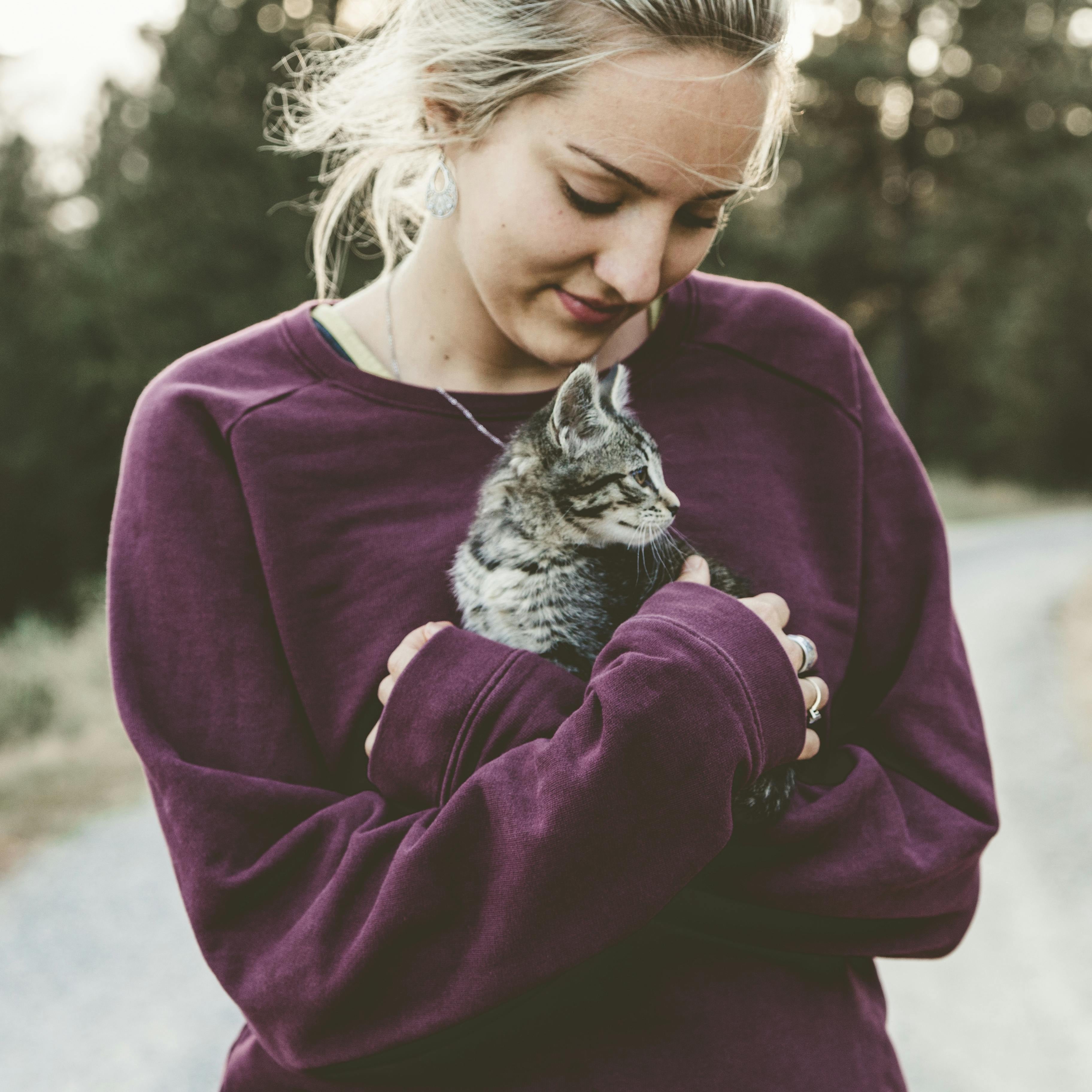 STEINKRAFT Zeolith für Katzen - Frau hält liebevoll eine Babykatze