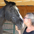 Weniger Fliegen und leichteres Ausmisten dank HORSEKRAFT Einstreu mit Zeolith für Pferdeboxen und Pferdestall.