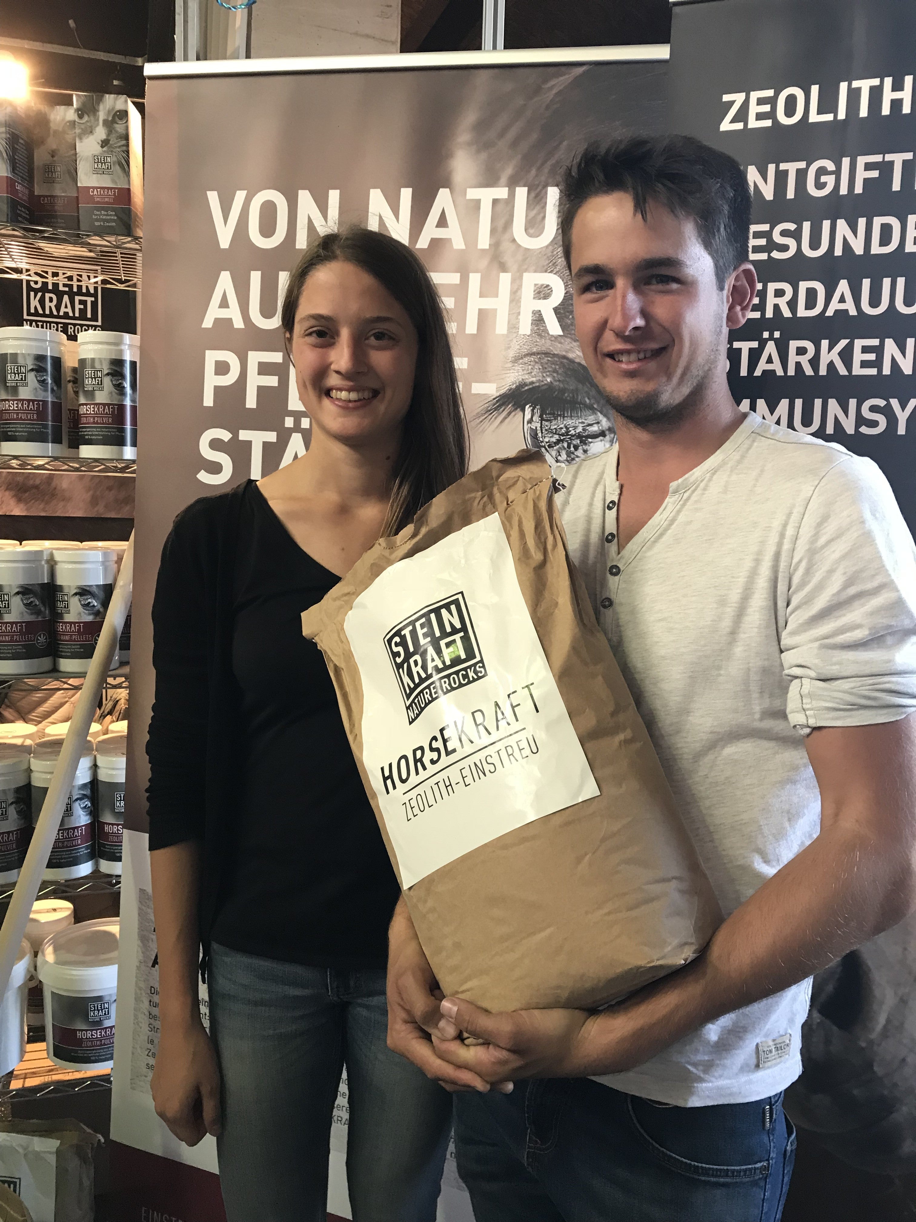 STEINKRAFT Zeolith für Pferde: Zwei Kunden auf der Pferdemesse Wiener Neustadt - Pferde-Einstreu mit Zeolith gleich mitnehmen. Trockener Pferde Stall.