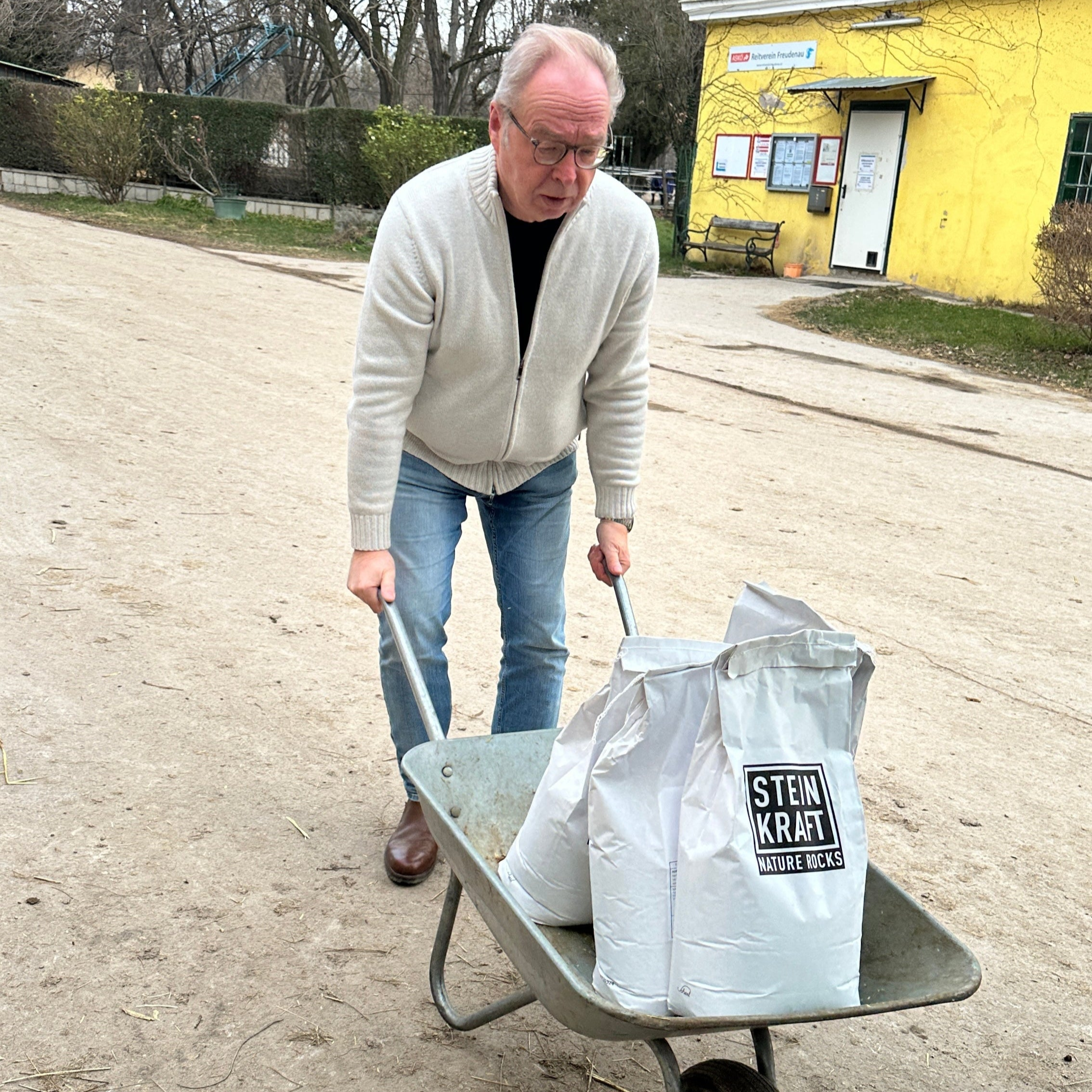 STEINKRAFT Zeolith Einstreu für trockene Liegeboxen von Pferden. Bindet Ammoniak