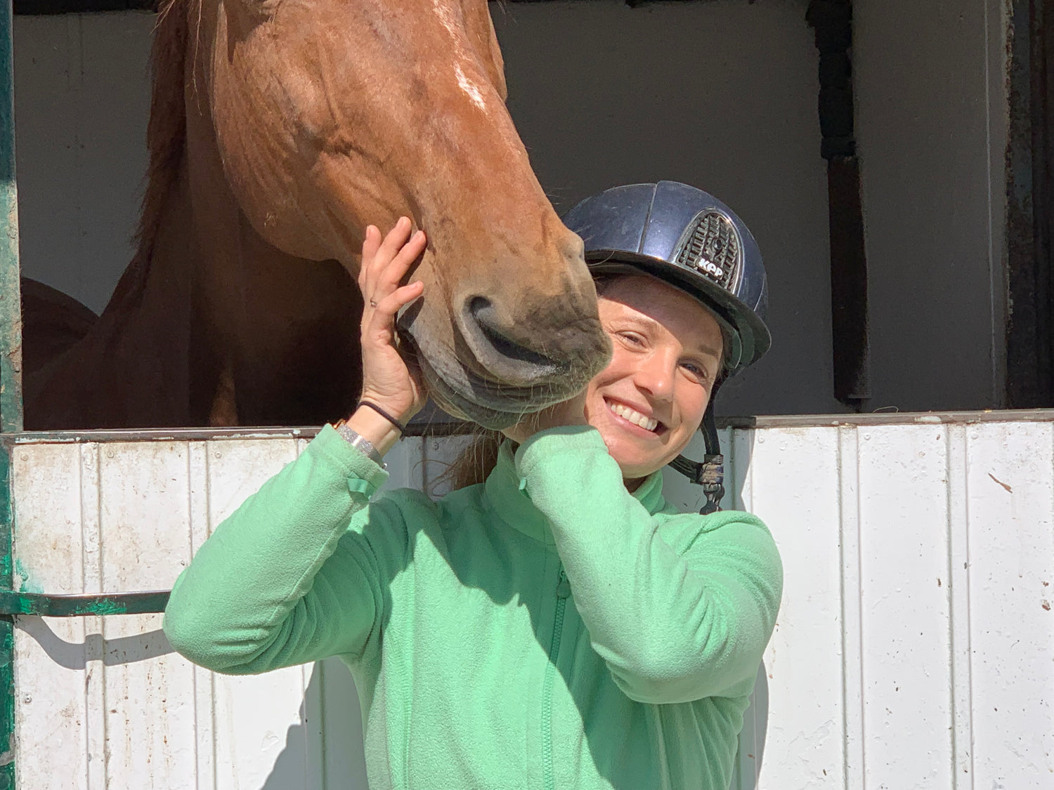 Reitstall Auhof empfiehlt STEINKRAFT Zeolith Pellets Pferd liebkost seine Besitzerin
