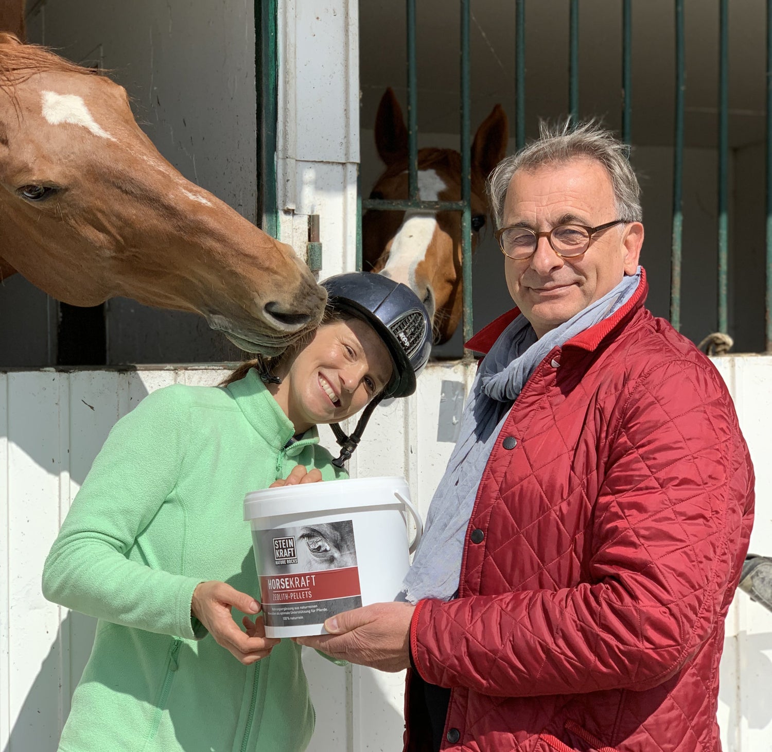 STEINKRAFT Zeolith Pellets für Pferde - Kundin hält Pellets Kübel und wird von ihrem Pferd liebkost.