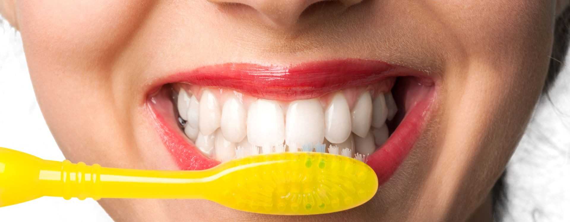 10 Tipps für Mundhygiene mit Zeolith - Zahnbürste