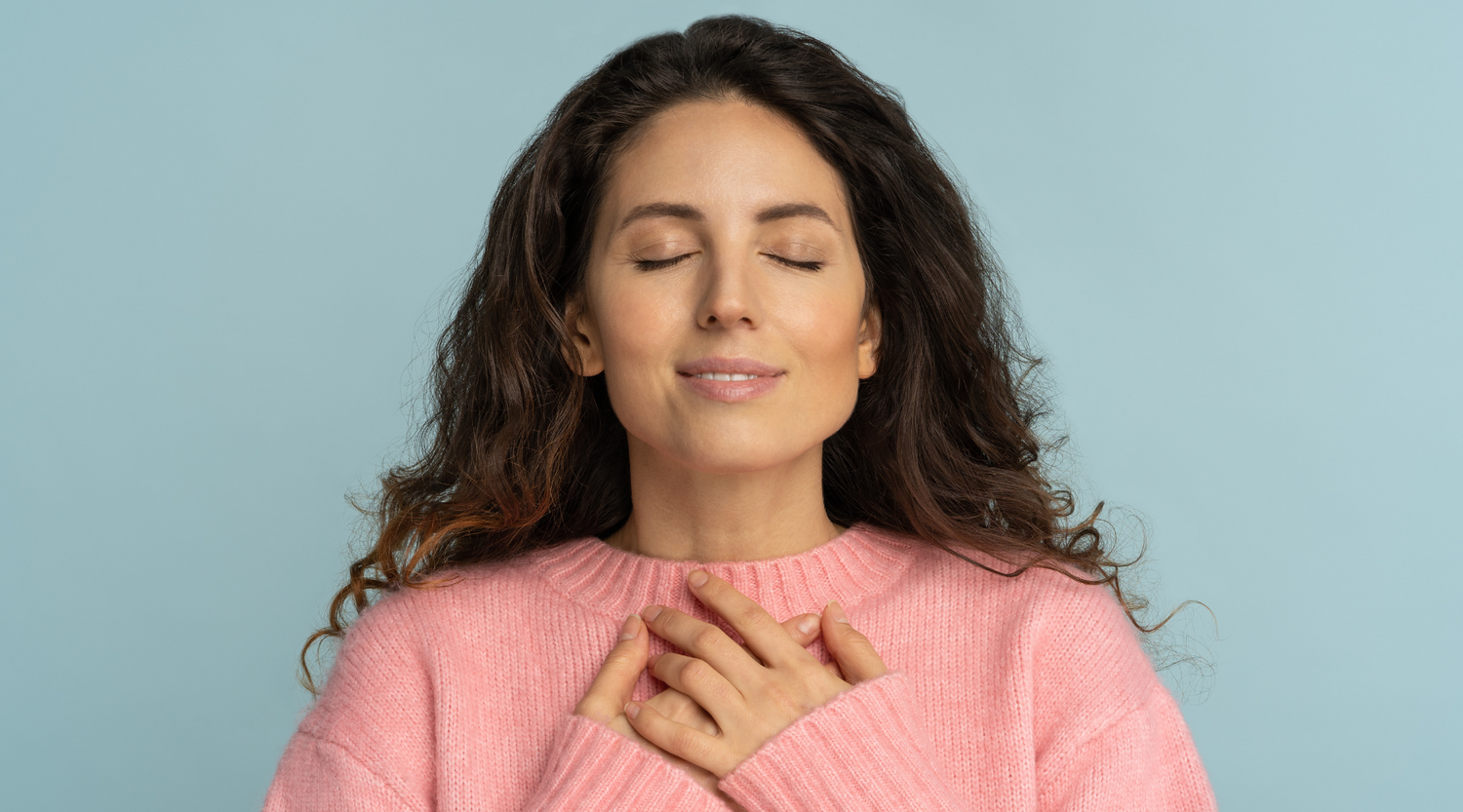 Frau mit geschlossenen Augen optimistisch ins Neue Jahr Steinkraft Zeolith