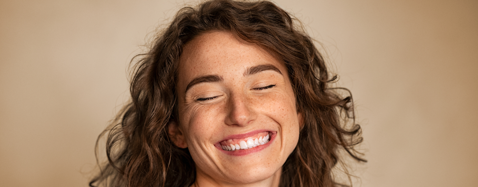 Frau mit schöner haut und vitalen Haaren durch Zeolith