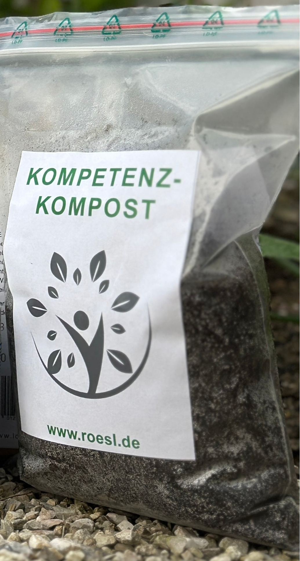 Komposterde mit vielen Mikroorganismen für vitalen Boden 1l