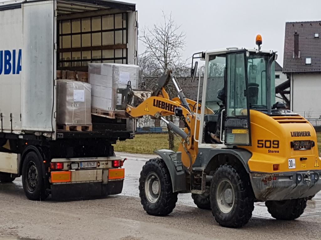 STEINKRAFT Zeolith Team: Paletten mit Zeolith für Pferde nach Dubai