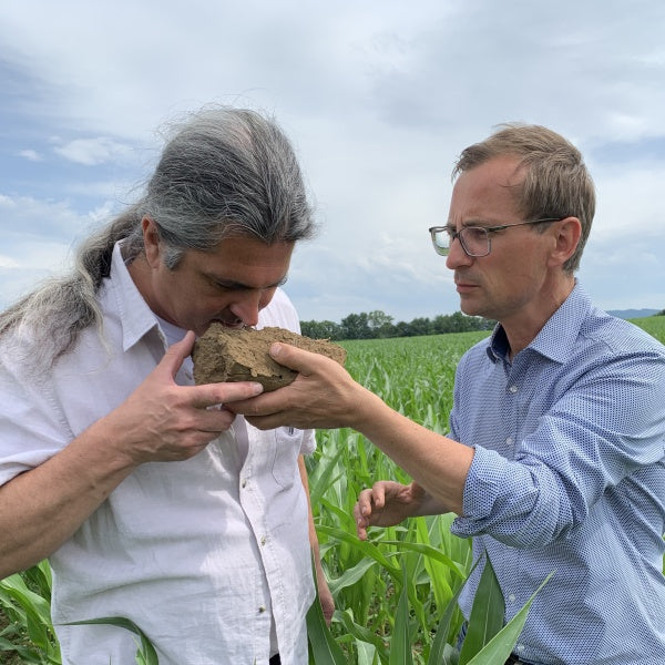 STEINKRAFT Team: Bodenexperte Rösl riecht am Boden