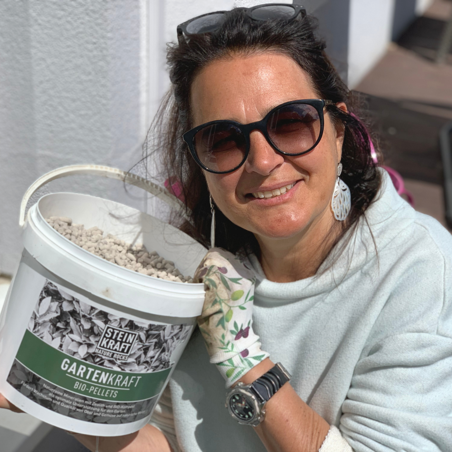 STEINKRAFT Zeolith Team: Michaela Schirmbrand-Pfeiffer und Gartenkraft Pellets mit Zeolith