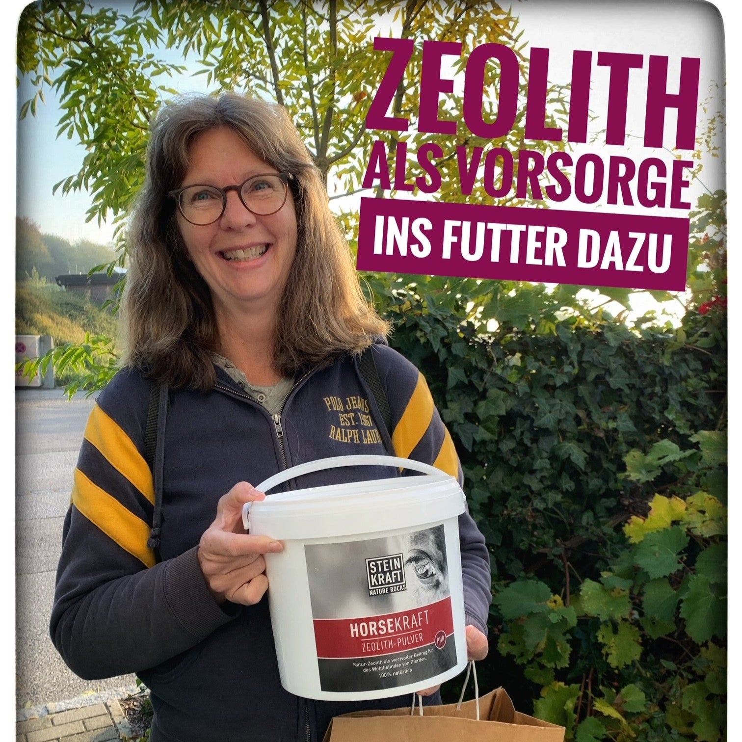 STEINKRAFT Zeolith für Pferde - Kundin gibt Zeolith als Vorsorge ins Pferdefutter dazu. Sie hat im Bild einen 3kg Pulver in der Hand.