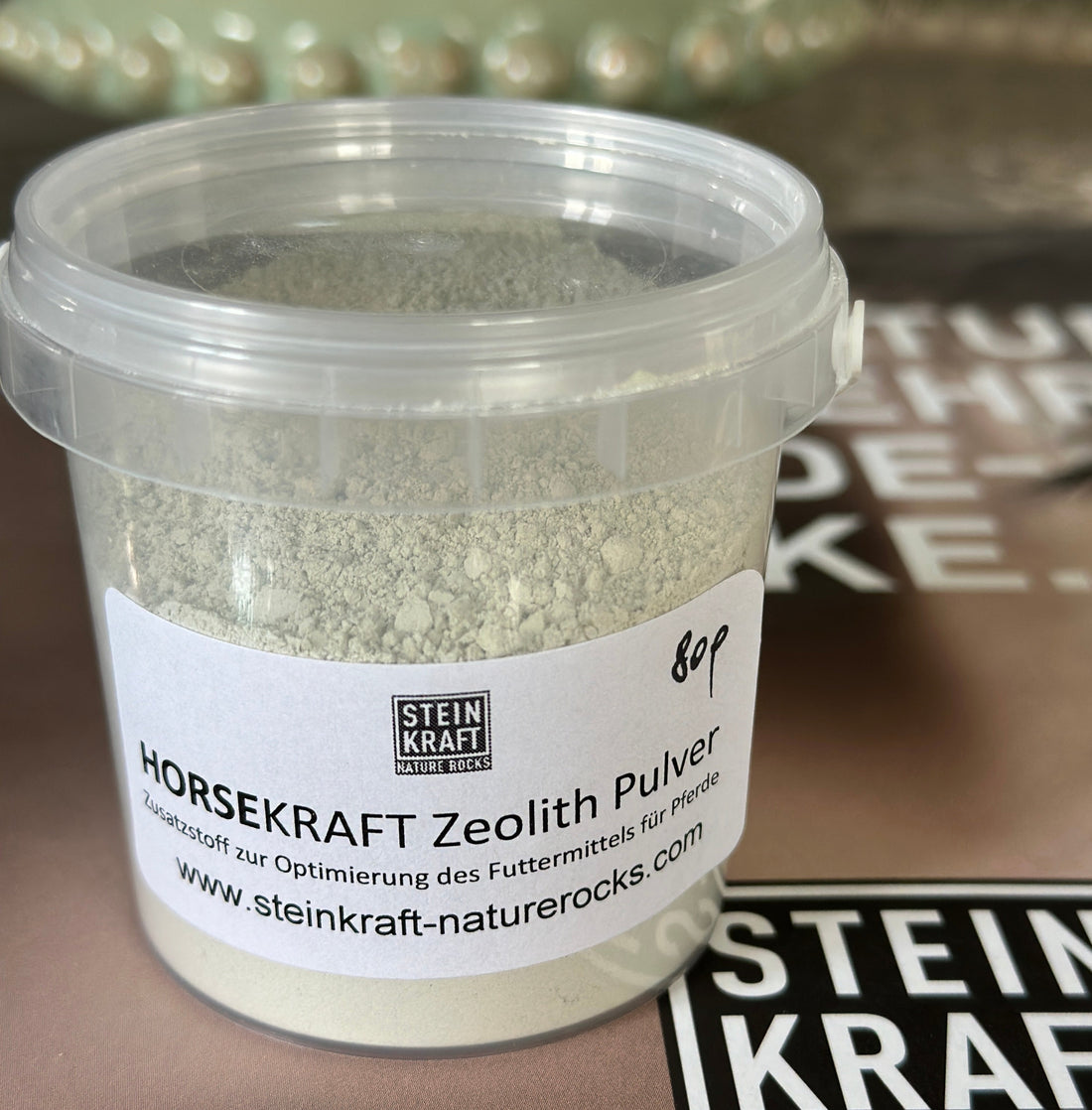 STEINKRAFT Zeolith Pulver für Pferde - eine Probe zum Ausprobieren optimiert das Pferdefutter.